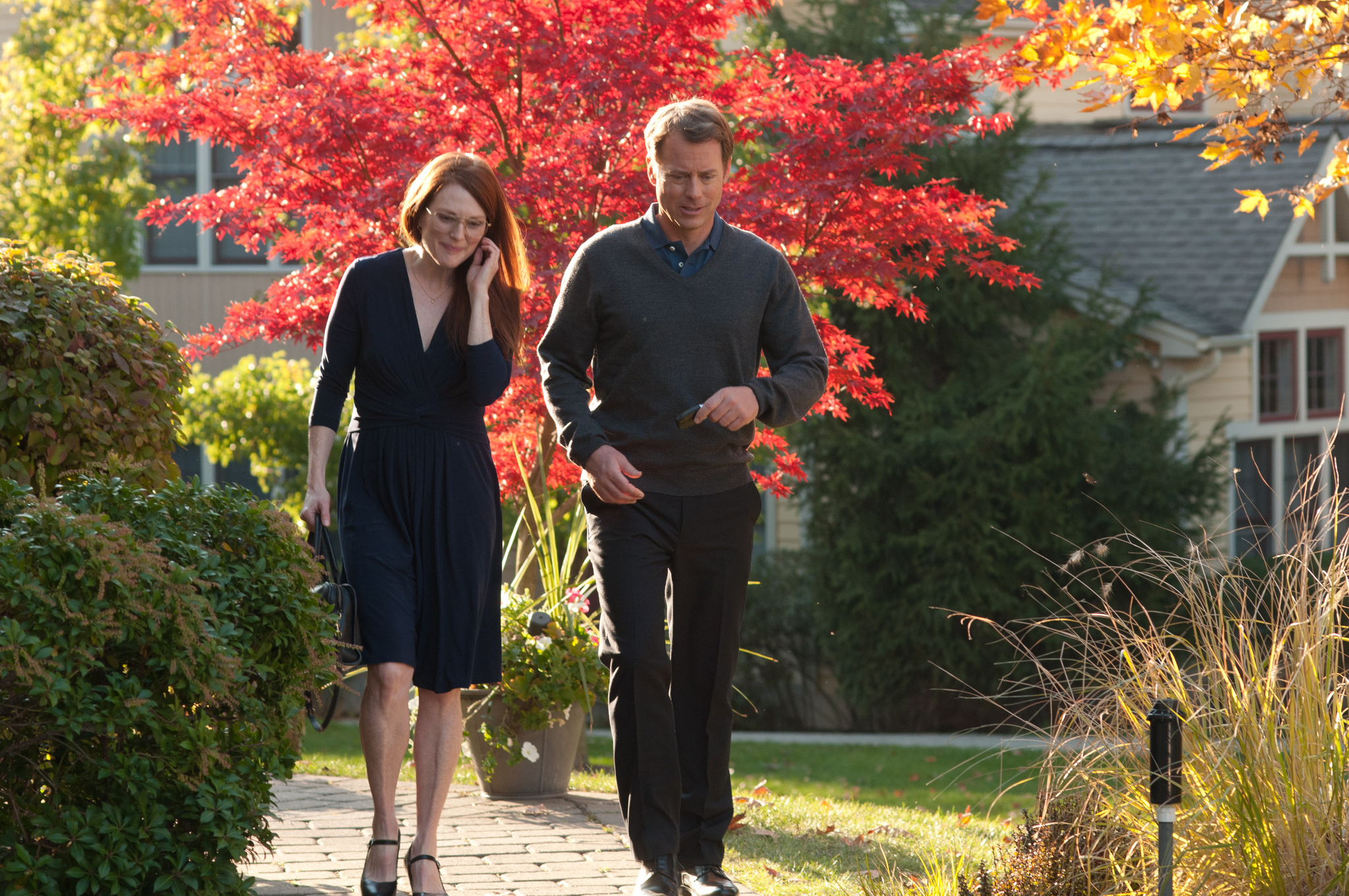 Still of Julianne Moore and Greg Kinnear in The English Teacher (2013)