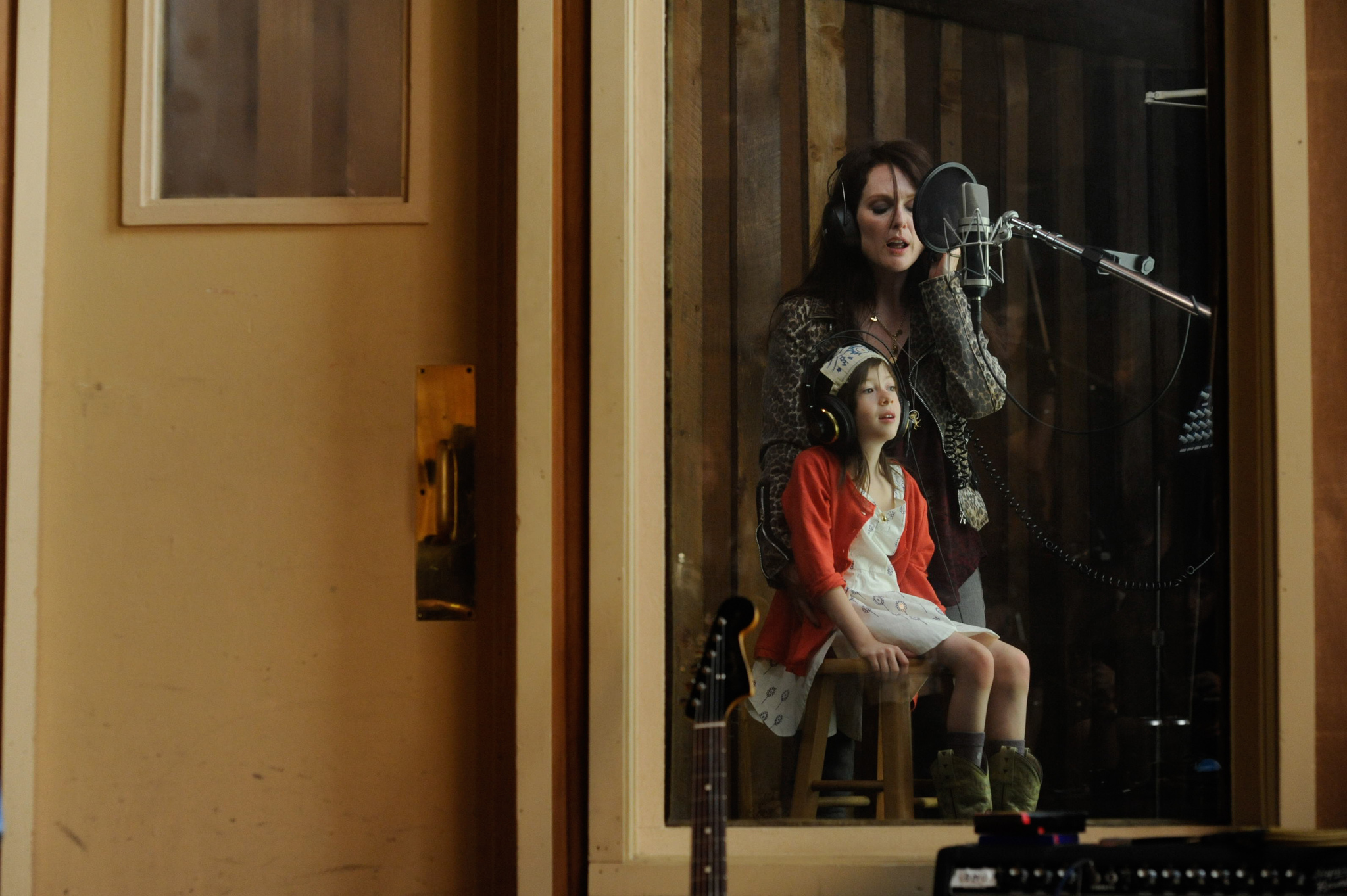 Still of Julianne Moore and Onata Aprile in What Maisie Knew (2012)