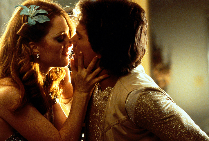 Still of Julianne Moore and Mark Wahlberg in Boogie Nights (1997)
