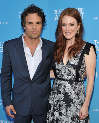 Julianne Moore and Mark Ruffalo at event of The Kids Are All Right (2010)