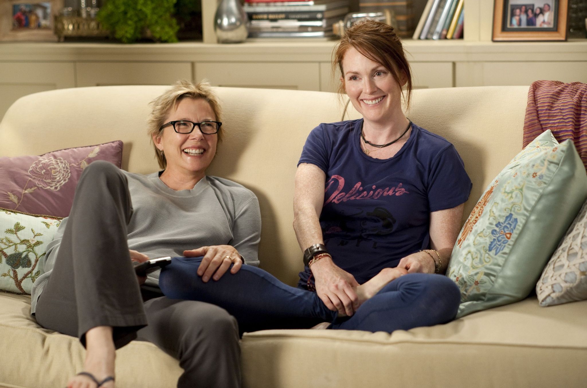 Still of Julianne Moore and Annette Bening in The Kids Are All Right (2010)