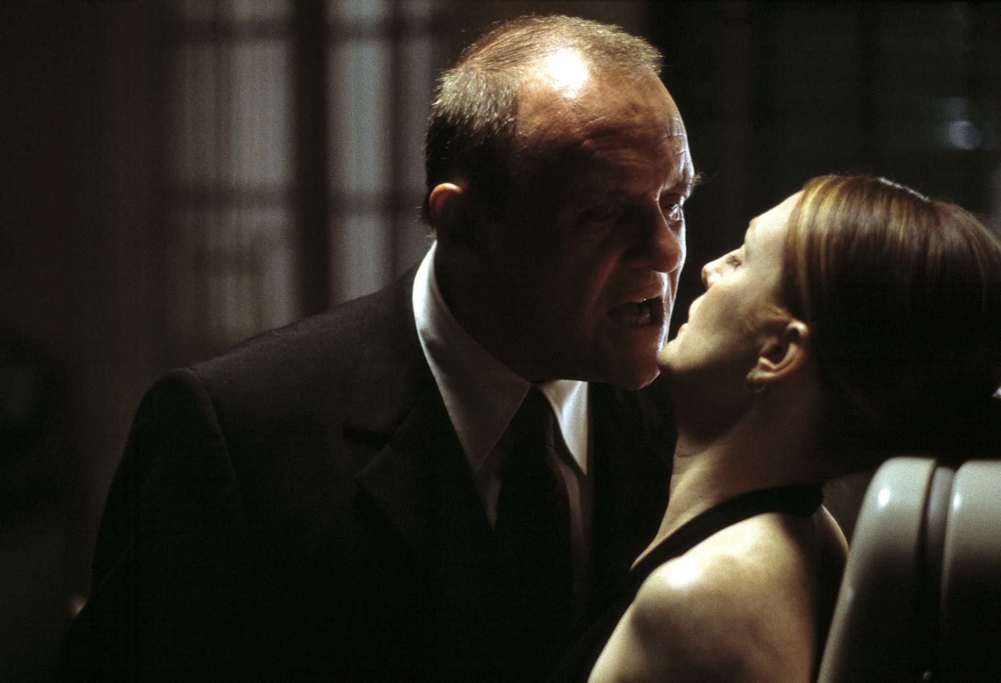 Still of Anthony Hopkins and Julianne Moore in Hannibal (2001)