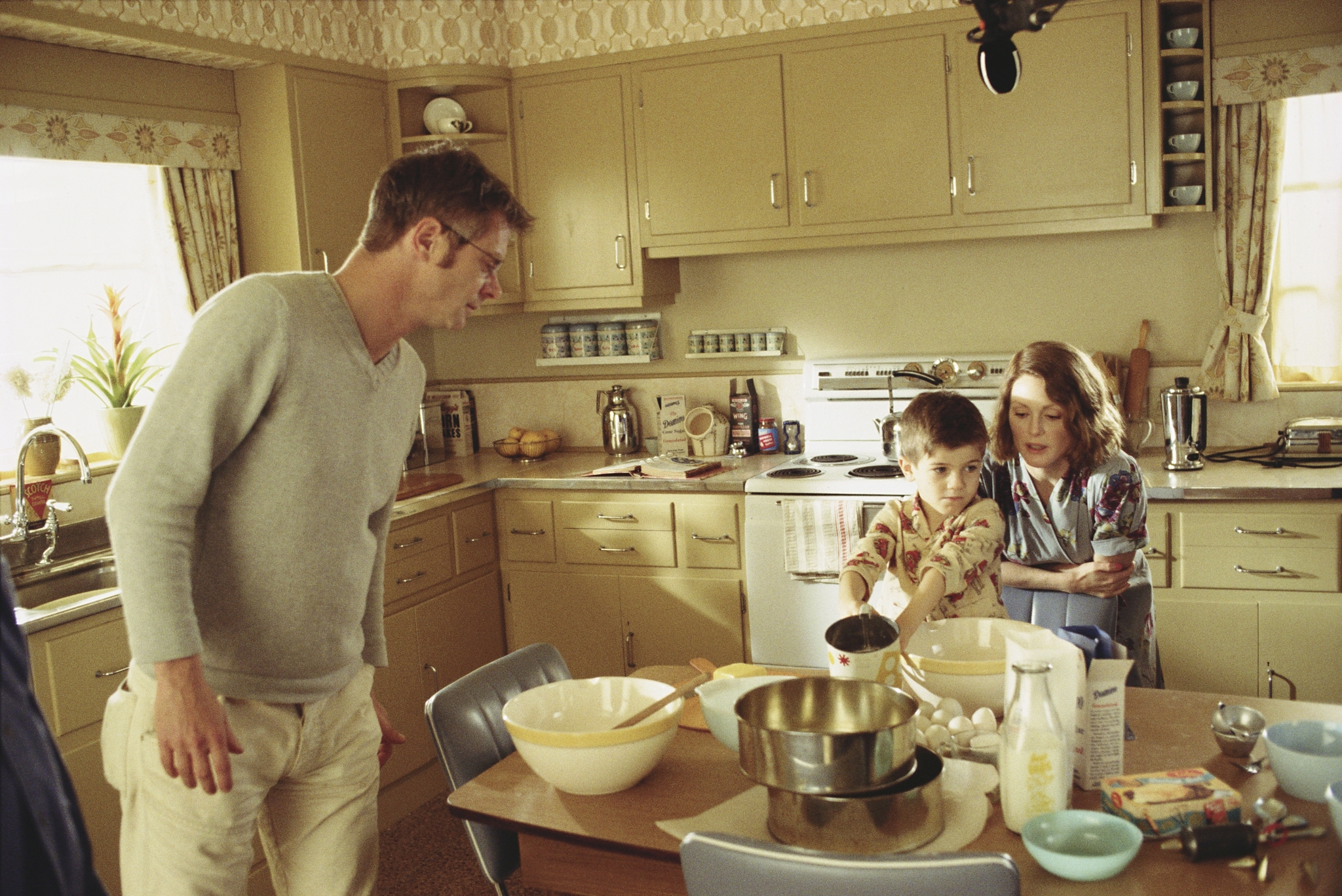 Still of Julianne Moore, Stephen Daldry and Jack Rovello in Valandos (2002)