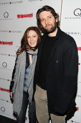 Julianne Moore and Bart Freundlich at event of The Runaways (2010)