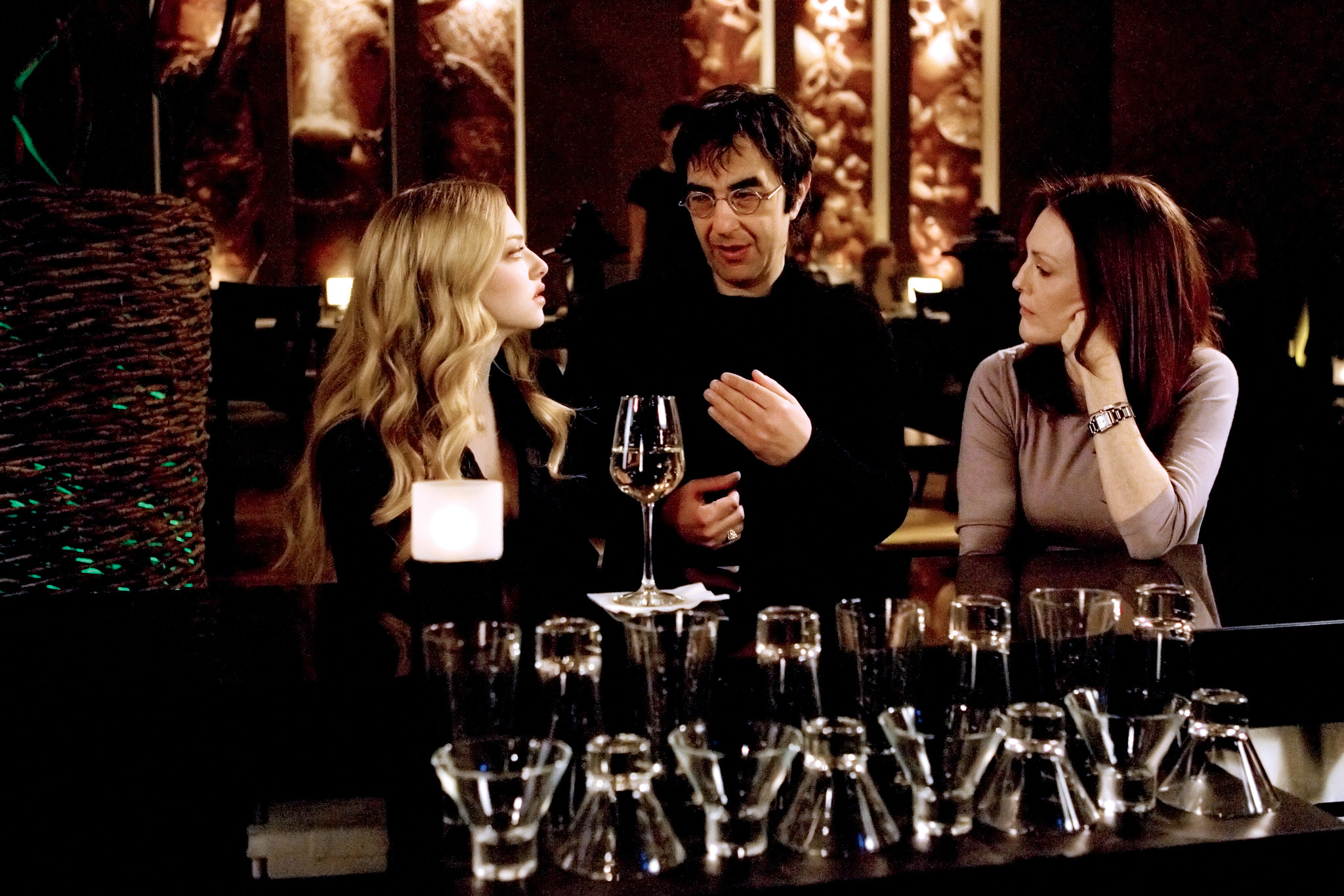 Still of Julianne Moore, Atom Egoyan and Amanda Seyfried in Kloja (2009)