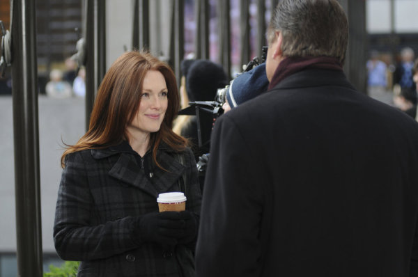 Still of Julianne Moore and Alec Baldwin in 30 Rock (2006)