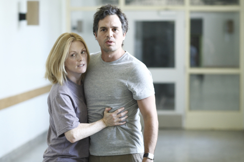 Still of Julianne Moore and Mark Ruffalo in Blindness (2008)