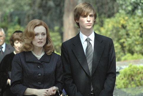 Still of Julianne Moore and Eddie Redmayne in Savage Grace (2007)