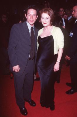 Julianne Moore and Mark Wahlberg at event of Boogie Nights (1997)