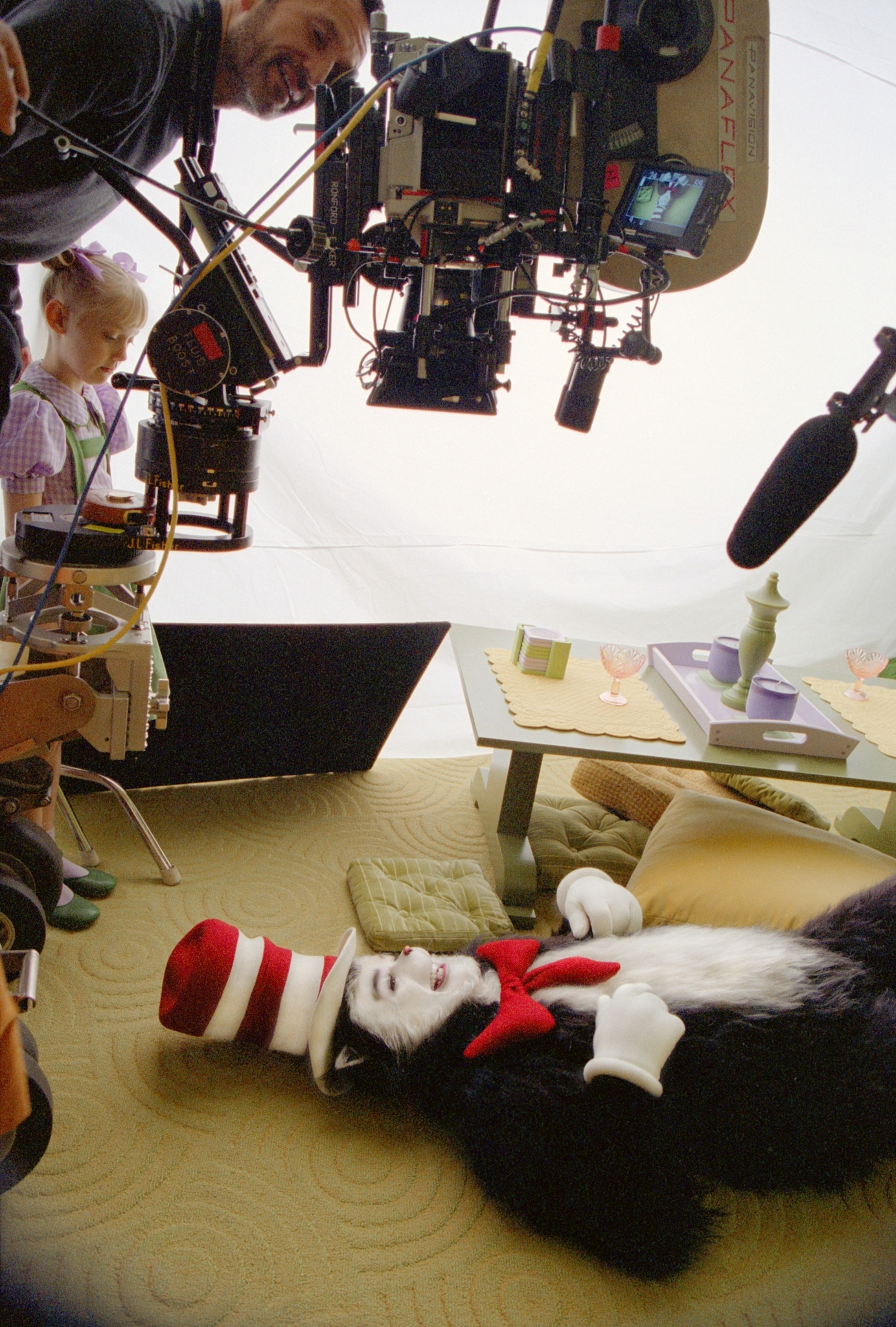 Still of Mike Myers and Dakota Fanning in Dr. Seuss' The Cat in the Hat (2003)