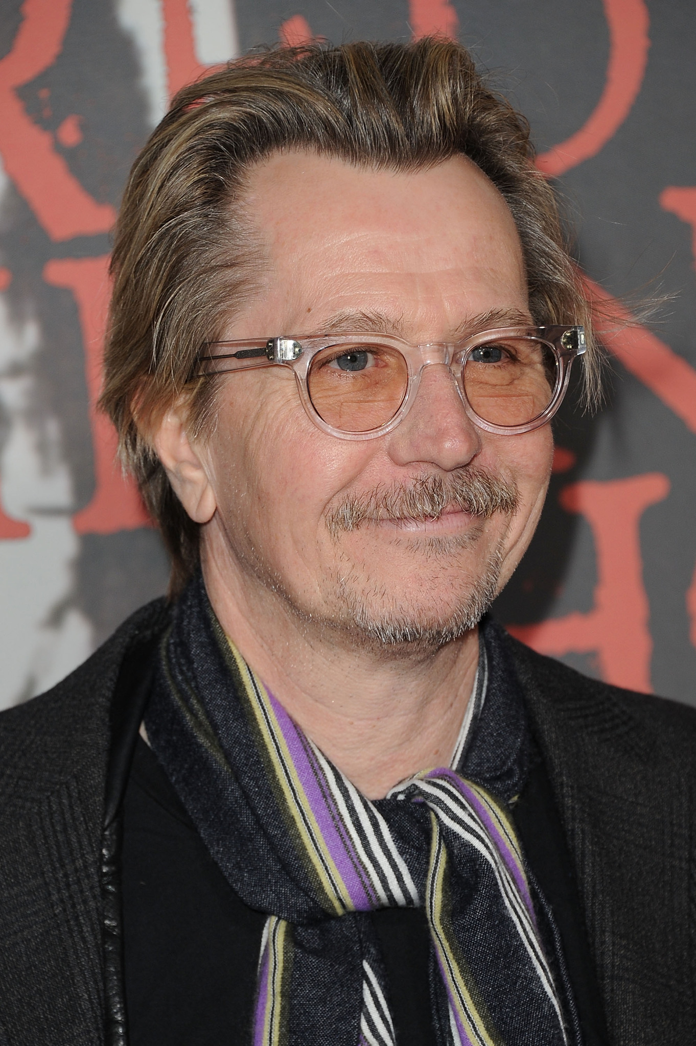 Gary Oldman at event of Raudonkepuraite (2011)