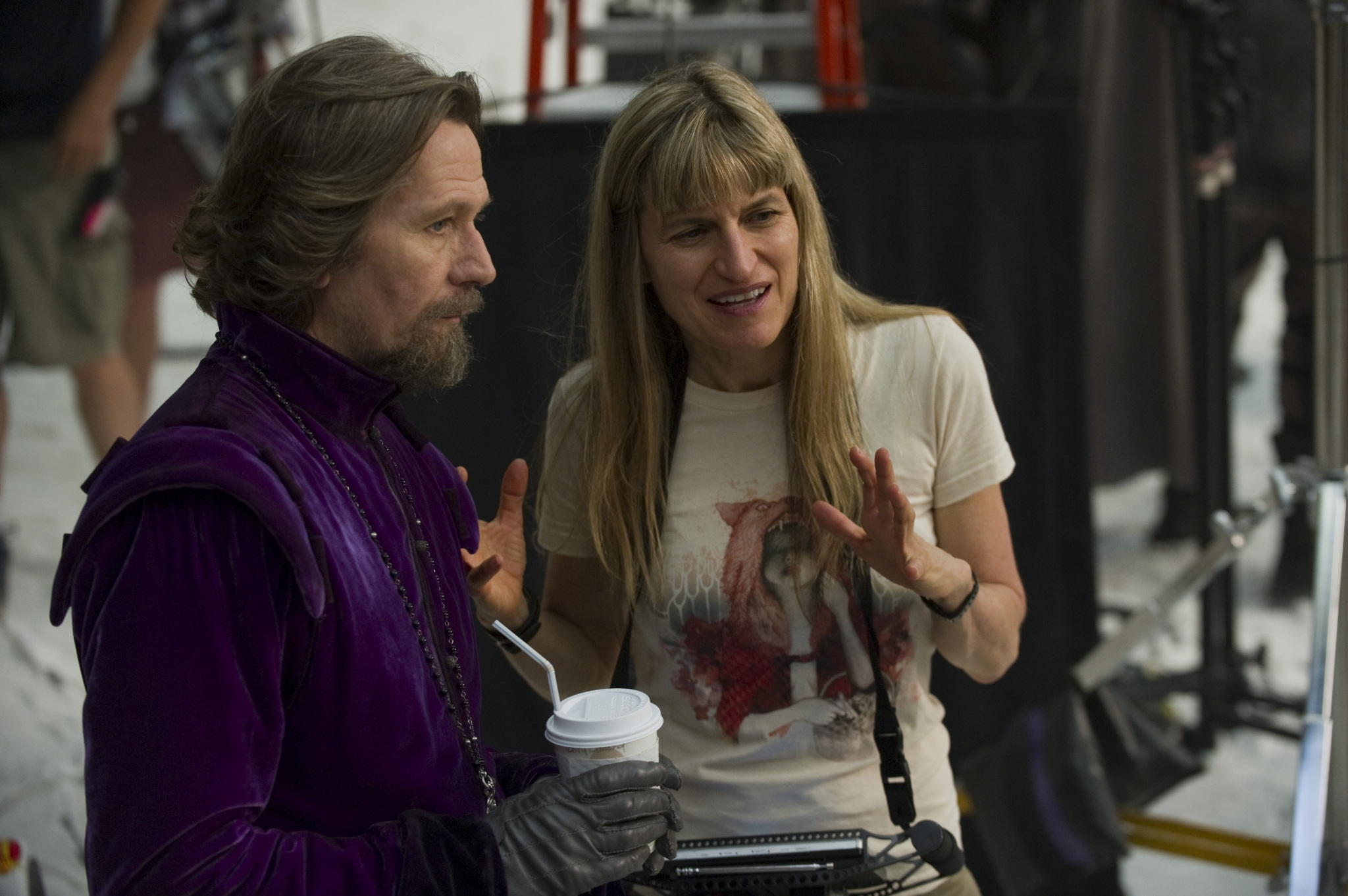 Still of Gary Oldman and Catherine Hardwicke in Raudonkepuraite (2011)