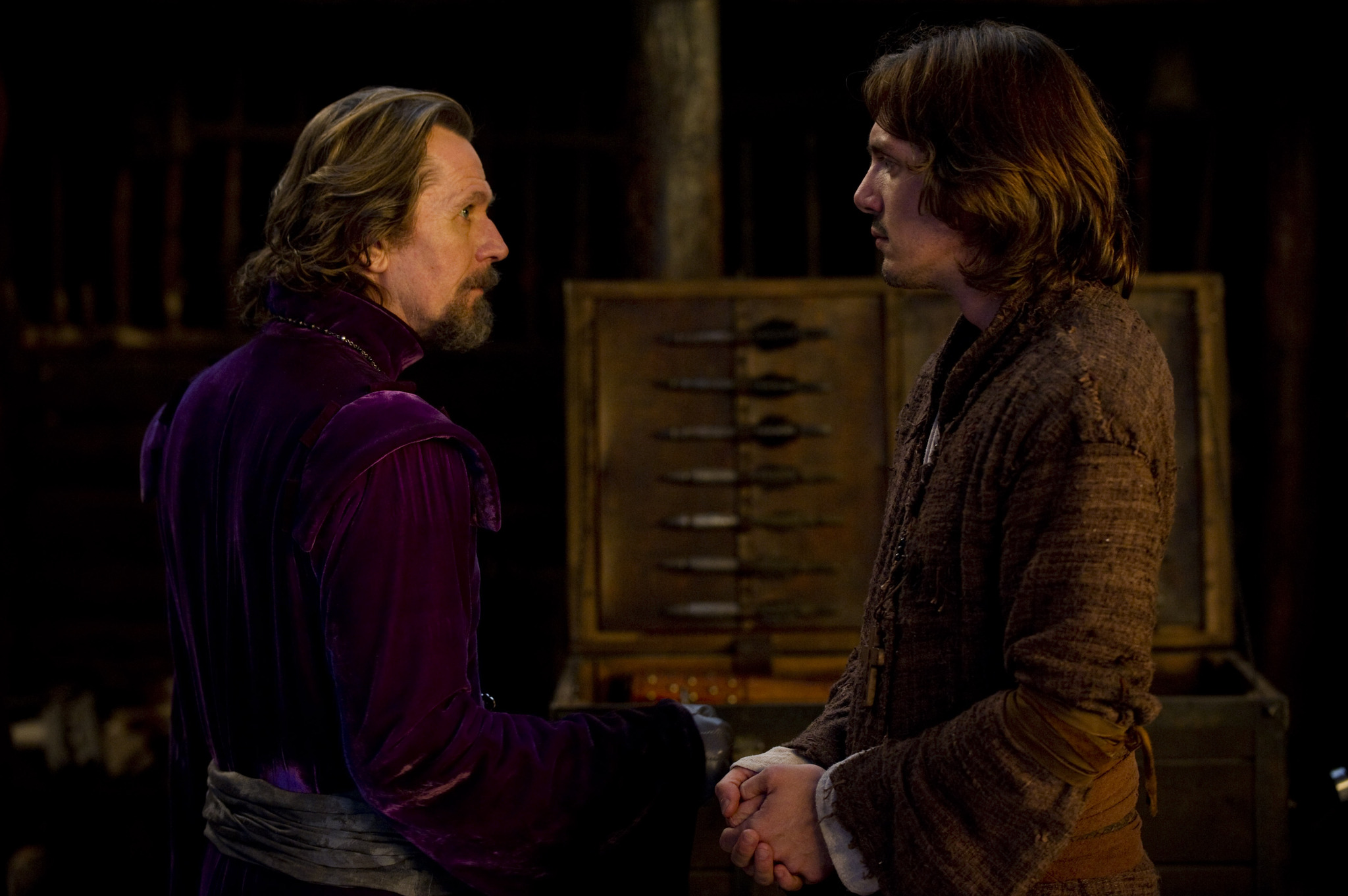 Still of Gary Oldman and Lukas Haas in Raudonkepuraite (2011)