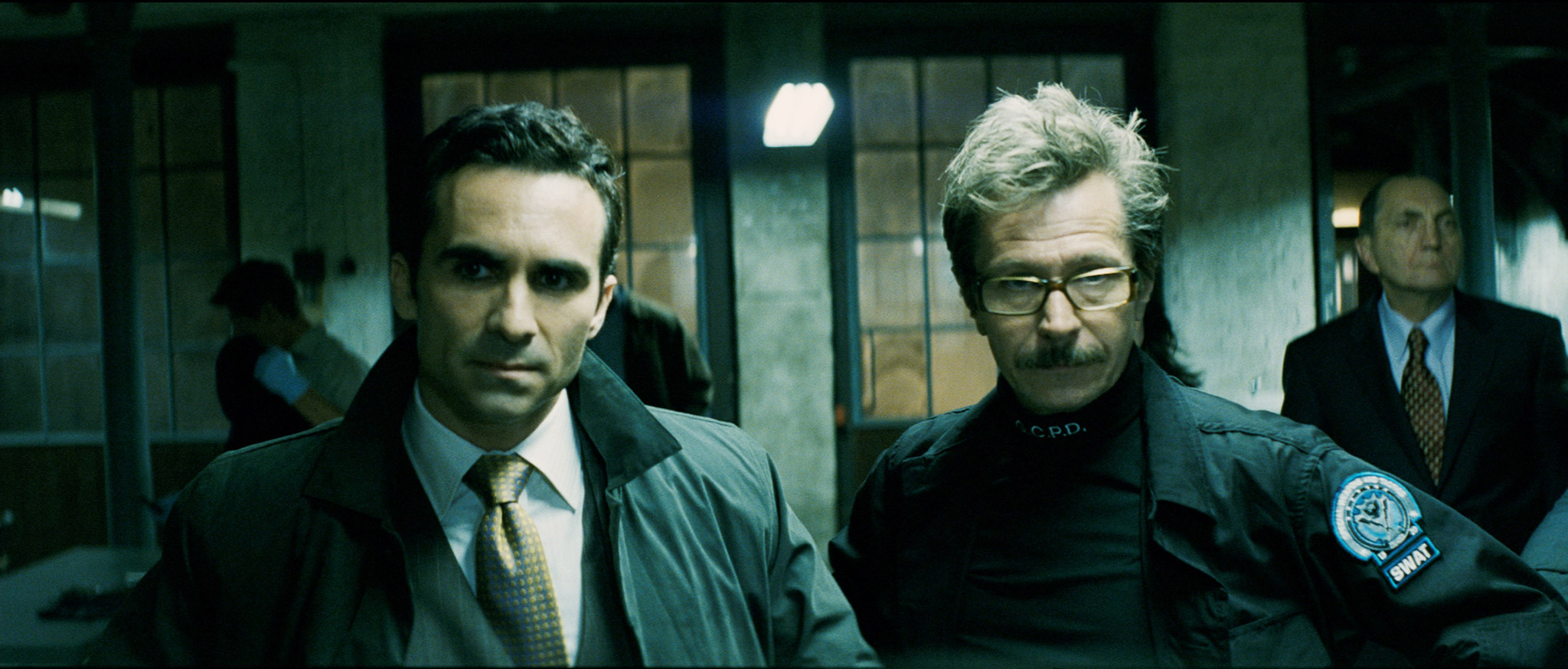 Still of Gary Oldman and Nestor Carbonell in Tamsos riteris (2008)