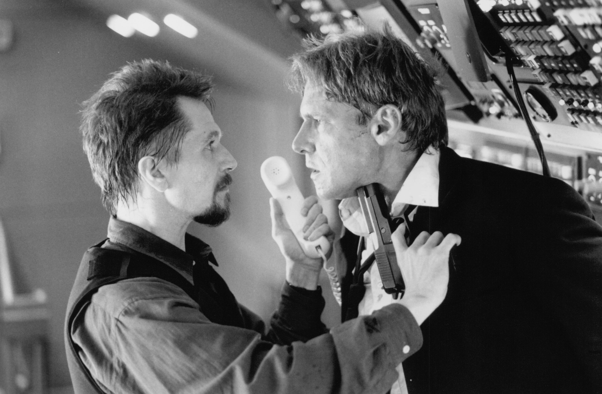 Still of Harrison Ford and Gary Oldman in Air Force One (1997)