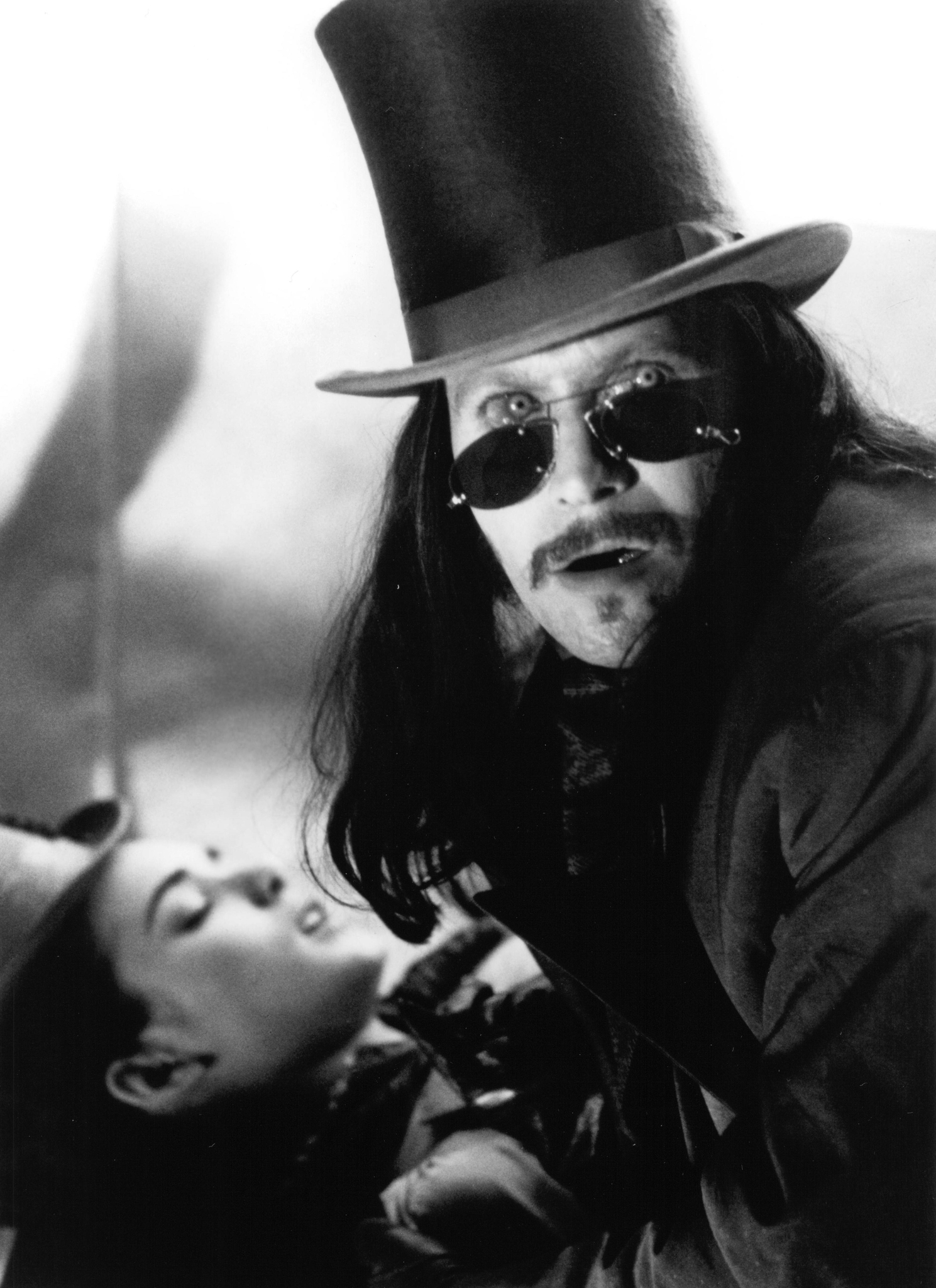 Still of Gary Oldman and Winona Ryder in Dracula (1992)