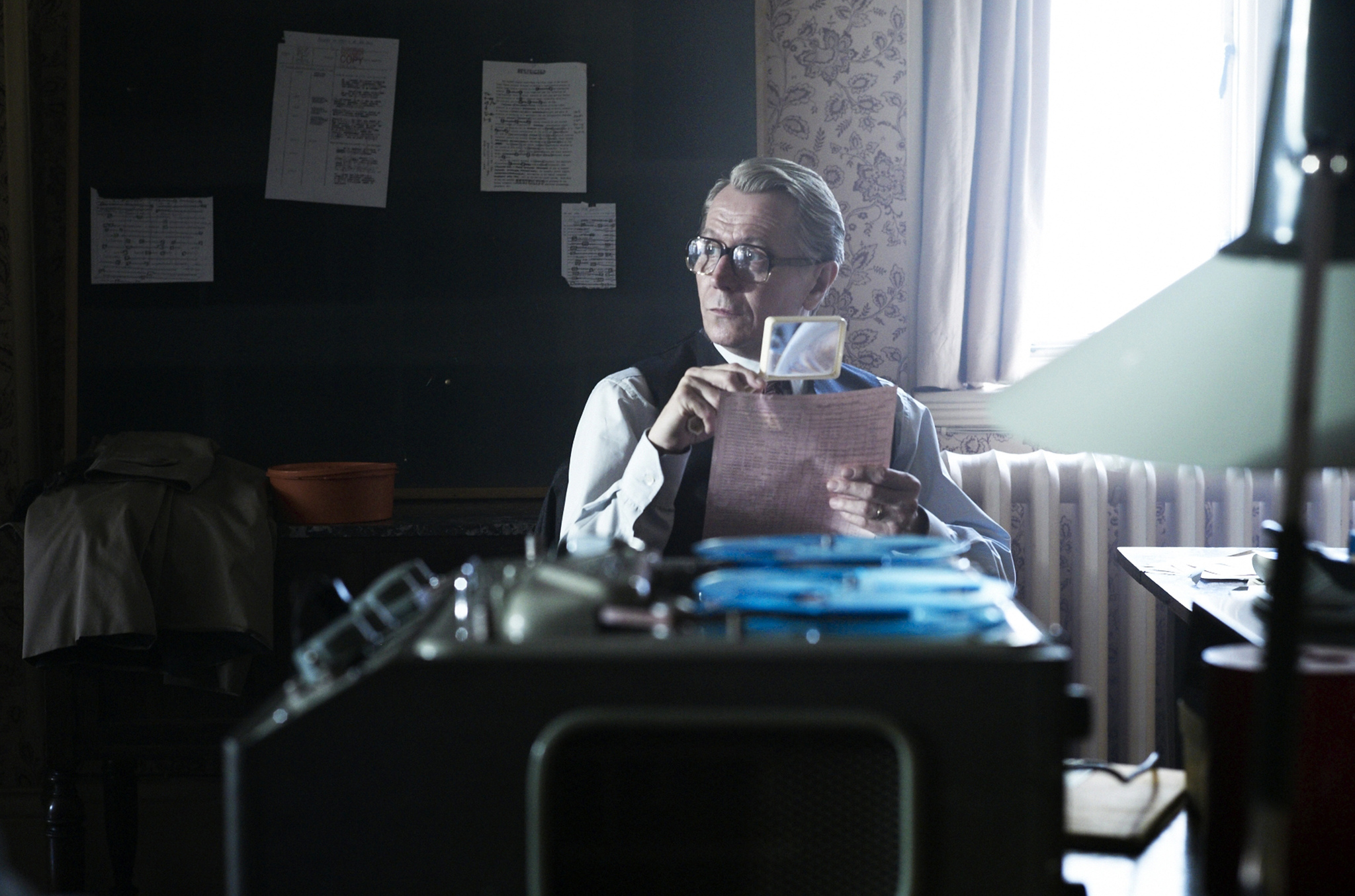 Still of Gary Oldman in Bastunas, Siuvejas, Kareivis, Snipas (2011)