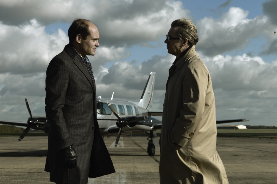 Still of Gary Oldman and David Dencik in Bastunas, Siuvejas, Kareivis, Snipas (2011)