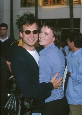 Bill Paxton and Charlize Theron at event of American Pie (1999)