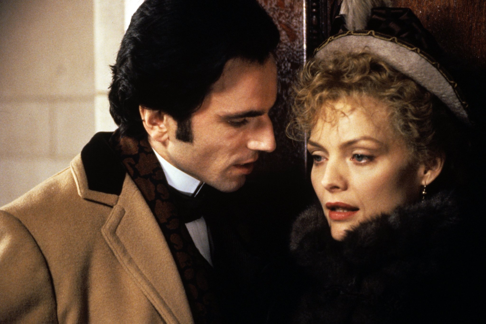 Still of Michelle Pfeiffer and Daniel Day-Lewis in The Age of Innocence (1993)