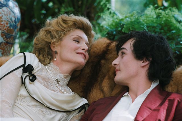 Still of Michelle Pfeiffer and Rupert Friend in Chéri (2009)