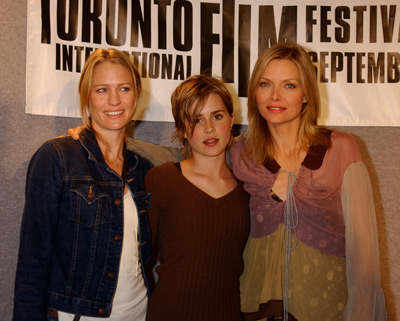 Michelle Pfeiffer, Robin Wright and Alison Lohman at event of White Oleander (2002)