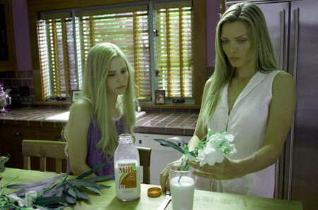 Still of Michelle Pfeiffer and Alison Lohman in White Oleander (2002)