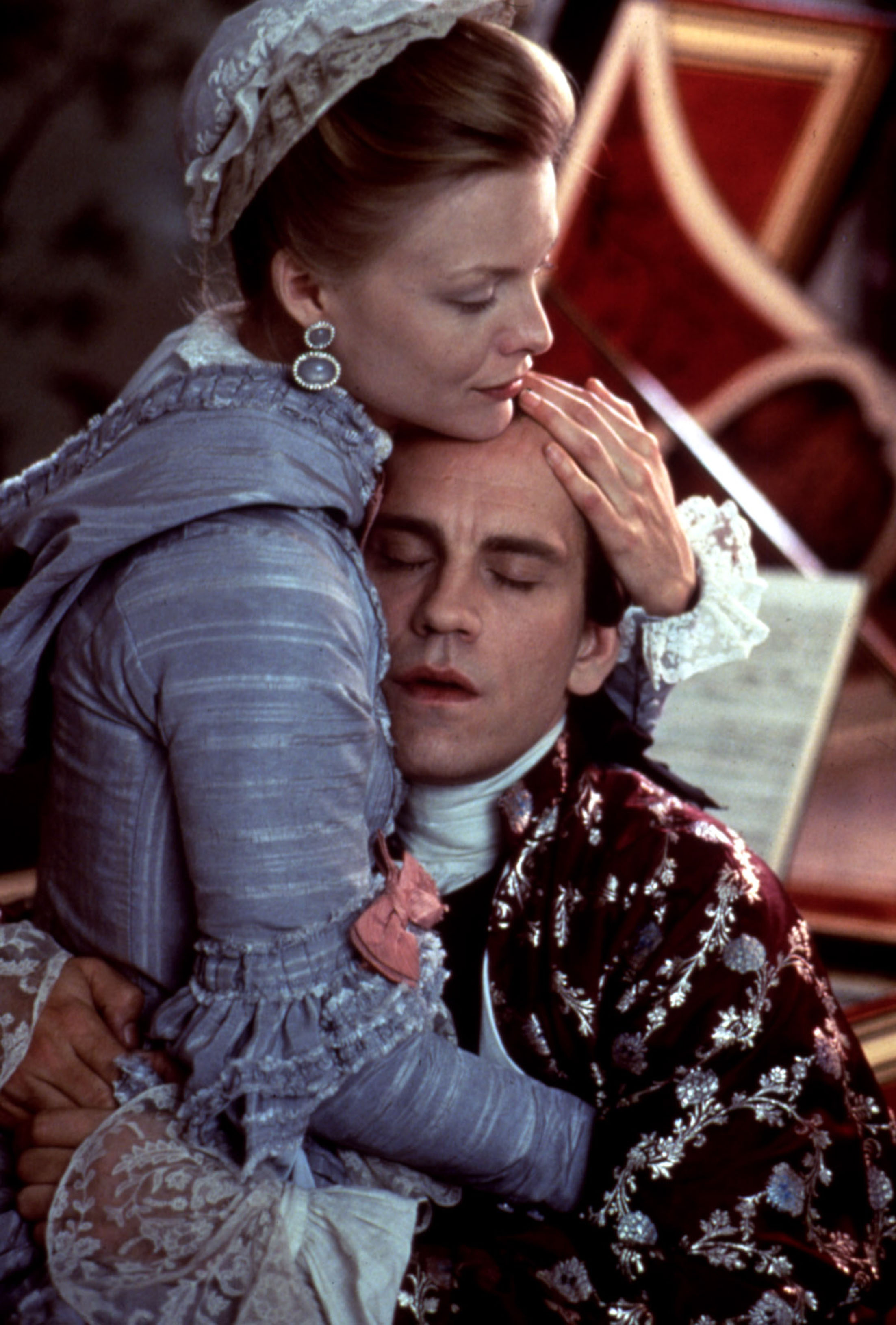 Still of Michelle Pfeiffer and John Malkovich in Dangerous Liaisons (1988)