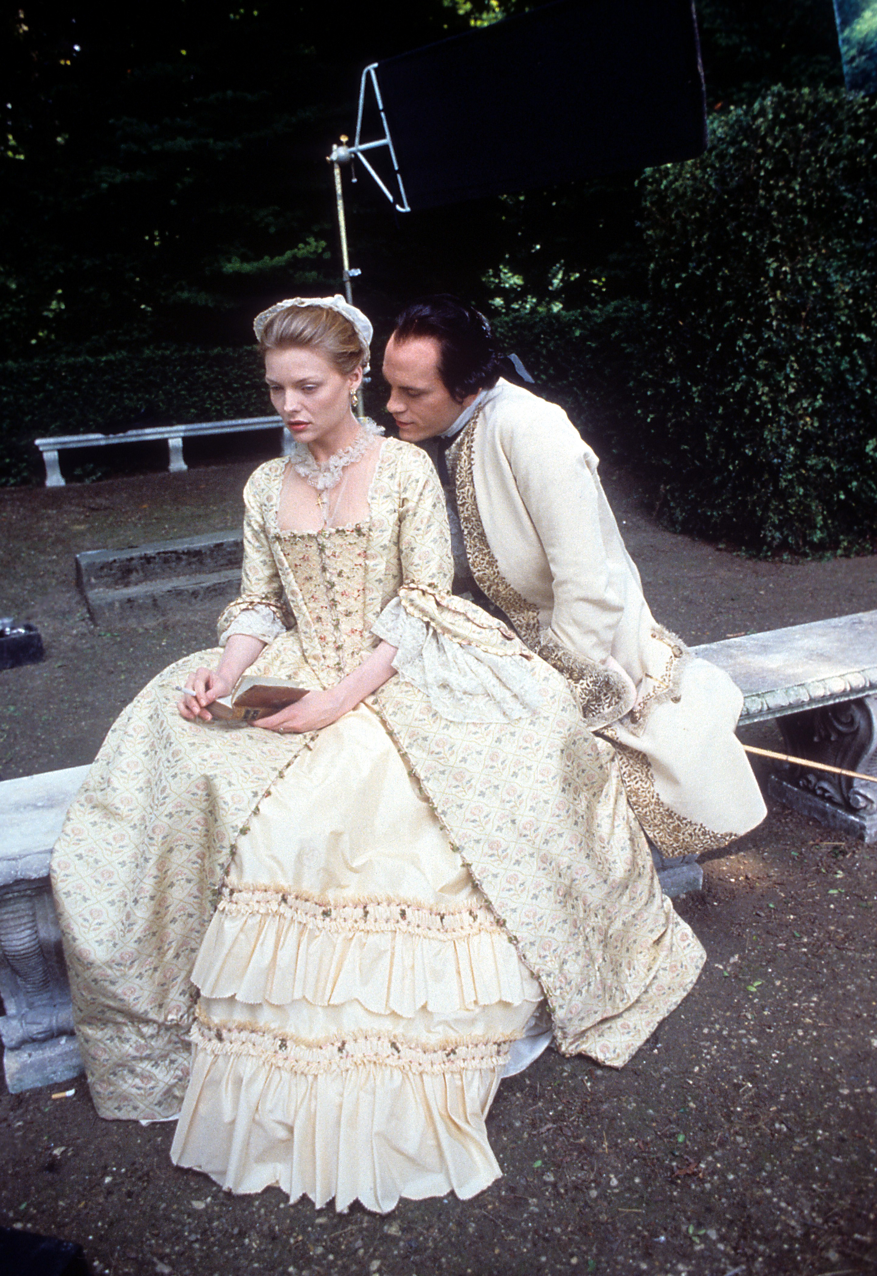 Still of Michelle Pfeiffer and John Malkovich in Dangerous Liaisons (1988)