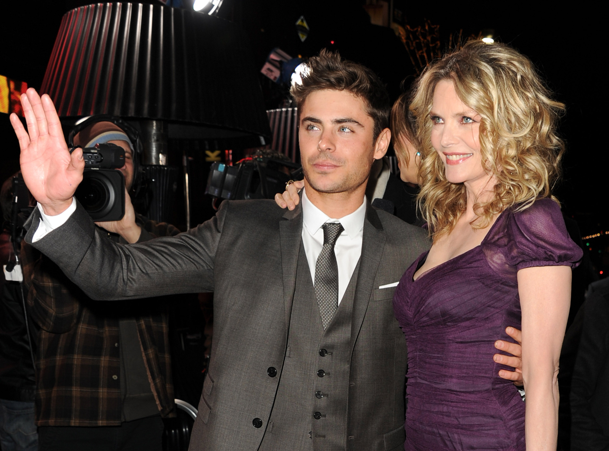 Michelle Pfeiffer and Zac Efron at event of Naujieji metai Niujorke (2011)