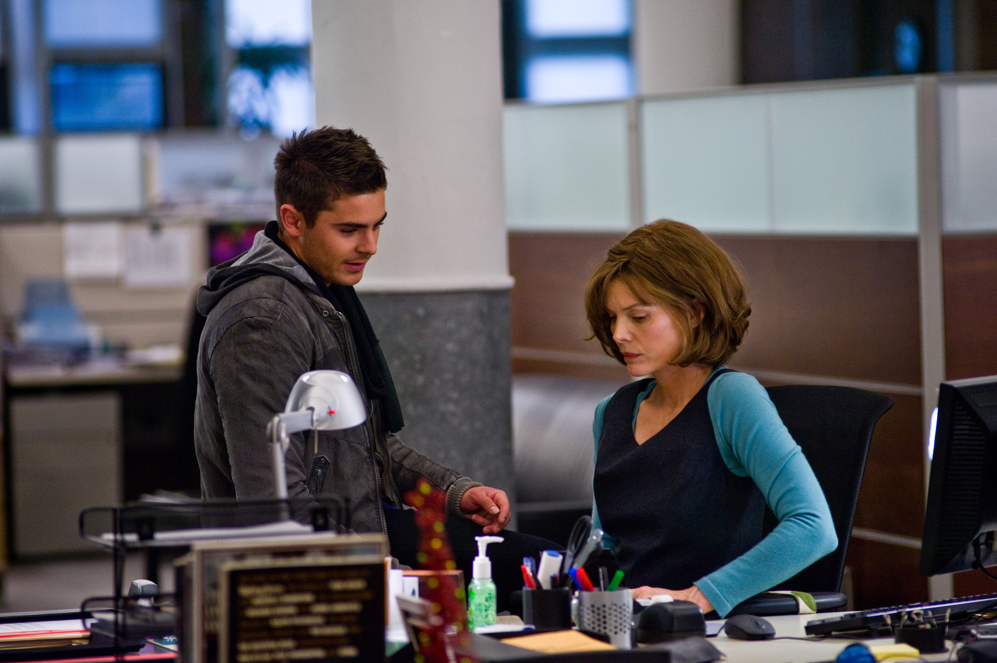 Still of Michelle Pfeiffer and Zac Efron in Naujieji metai Niujorke (2011)