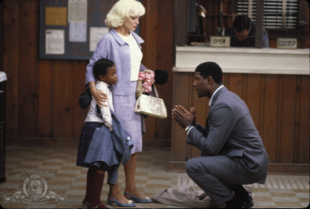 Still of Michelle Pfeiffer, Dennis Haysbert and Stephanie McFadden in Love Field (1992)