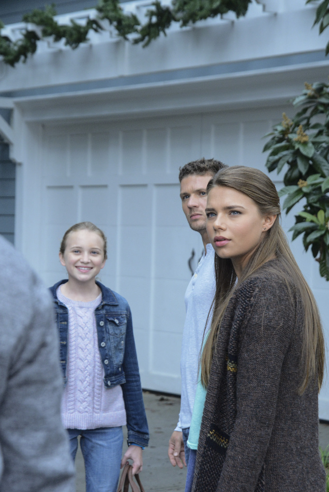 Still of Ryan Phillippe, Indiana Evans and Belle Shouse in Secrets and Lies (2015)