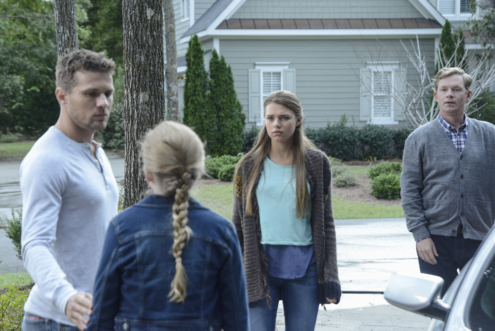 Still of Ryan Phillippe, Indiana Evans and Belle Shouse in Secrets and Lies (2015)