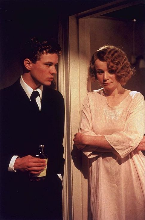 Still of Ryan Phillippe and Emily Watson in Gosford Park (2001)