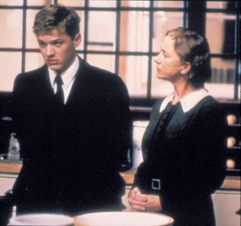 Still of Ryan Phillippe and Helen Mirren in Gosford Park (2001)