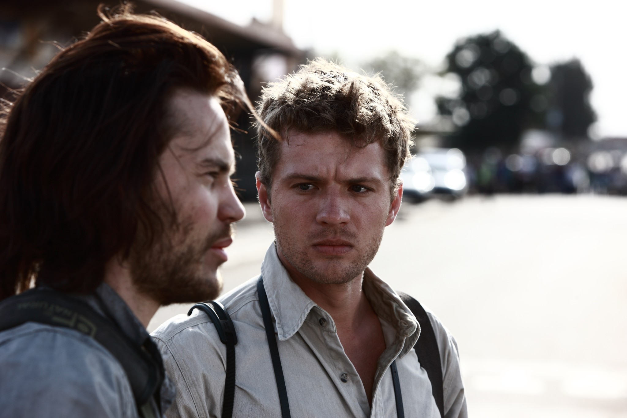 Still of Ryan Phillippe and Taylor Kitsch in The Bang Bang Club (2010)