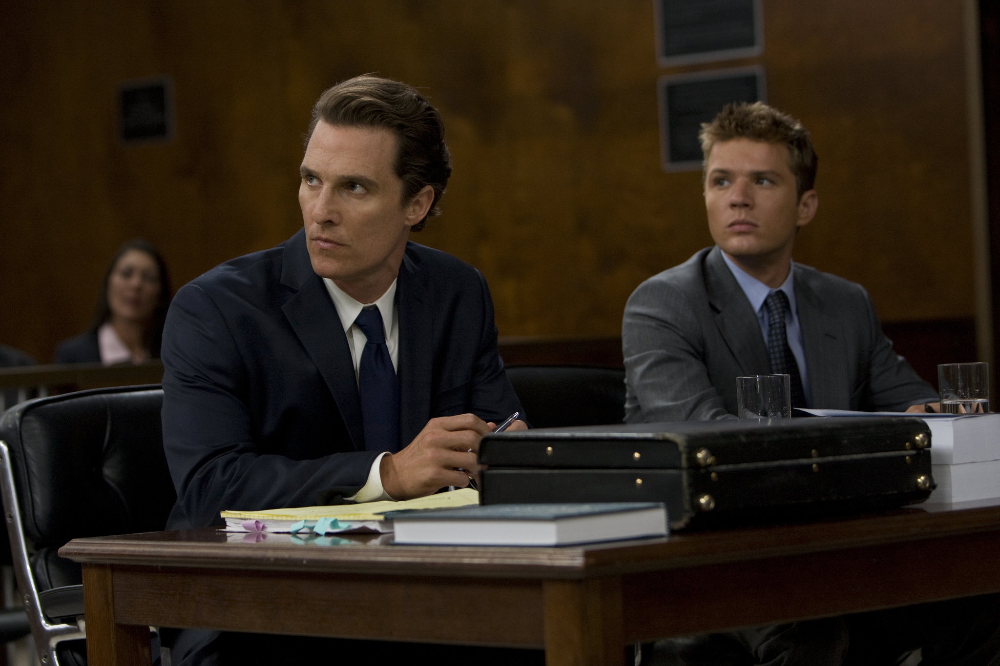 Still of Matthew McConaughey and Ryan Phillippe in Advokatas is Linkolno (2011)