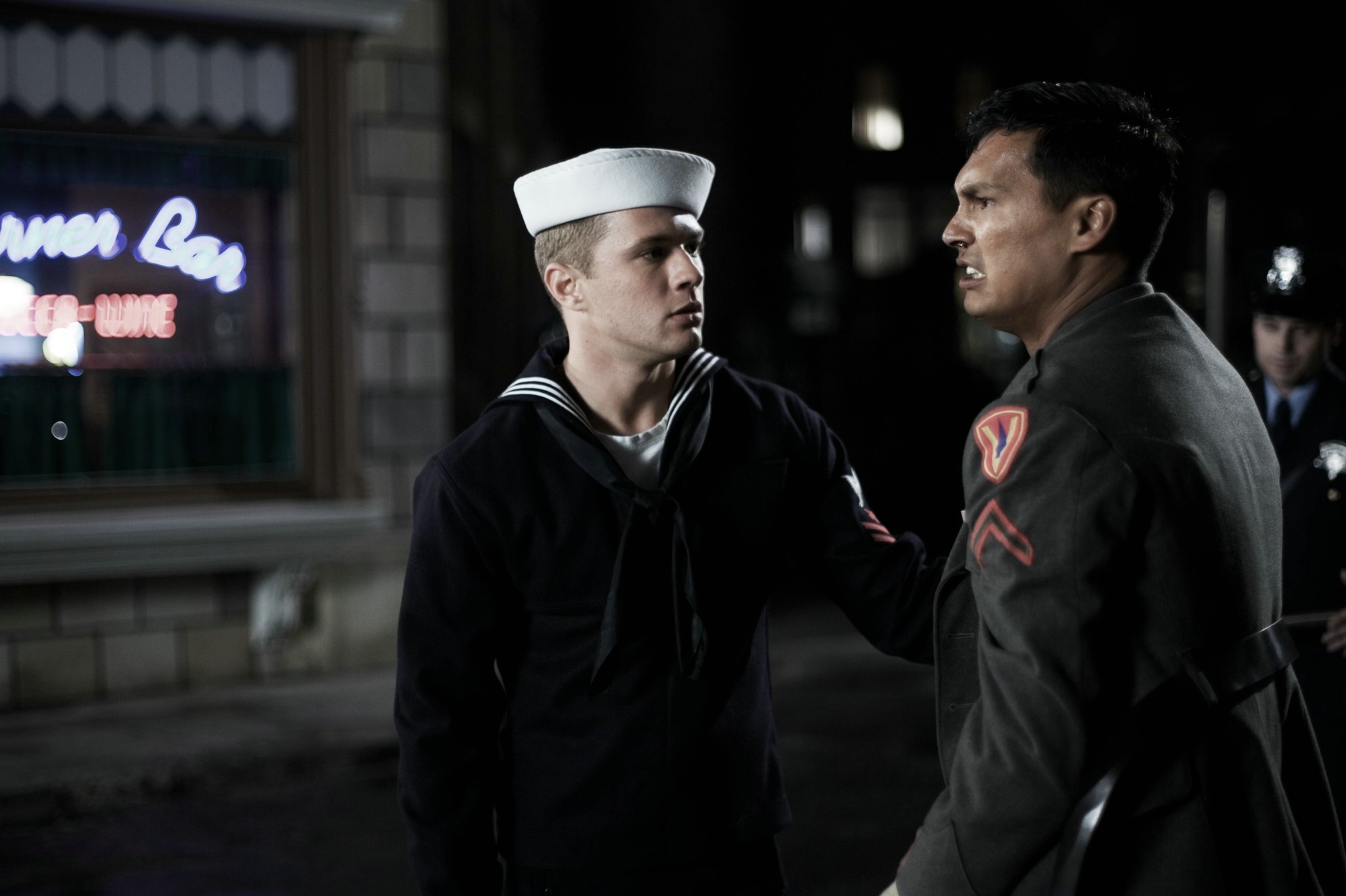 Still of Ryan Phillippe and Adam Beach in Musu tevu veliavos (2006)