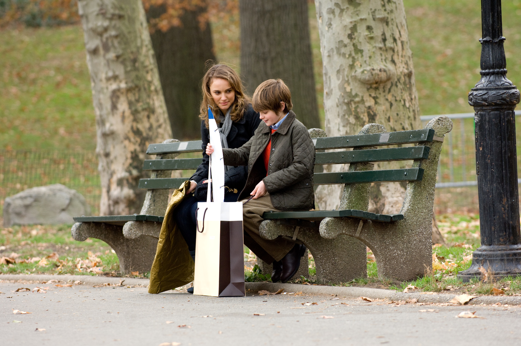 Still of Natalie Portman and Charlie Tahan in Love and Other Impossible Pursuits (2009)