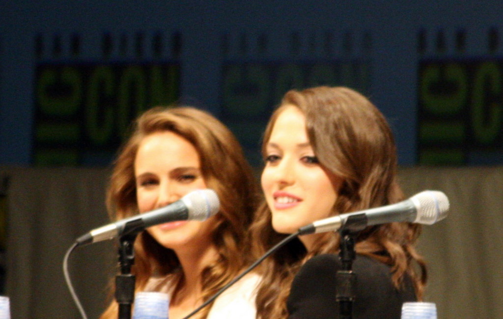 Natalie Portman and Kat Dennings at event of Toras (2011)