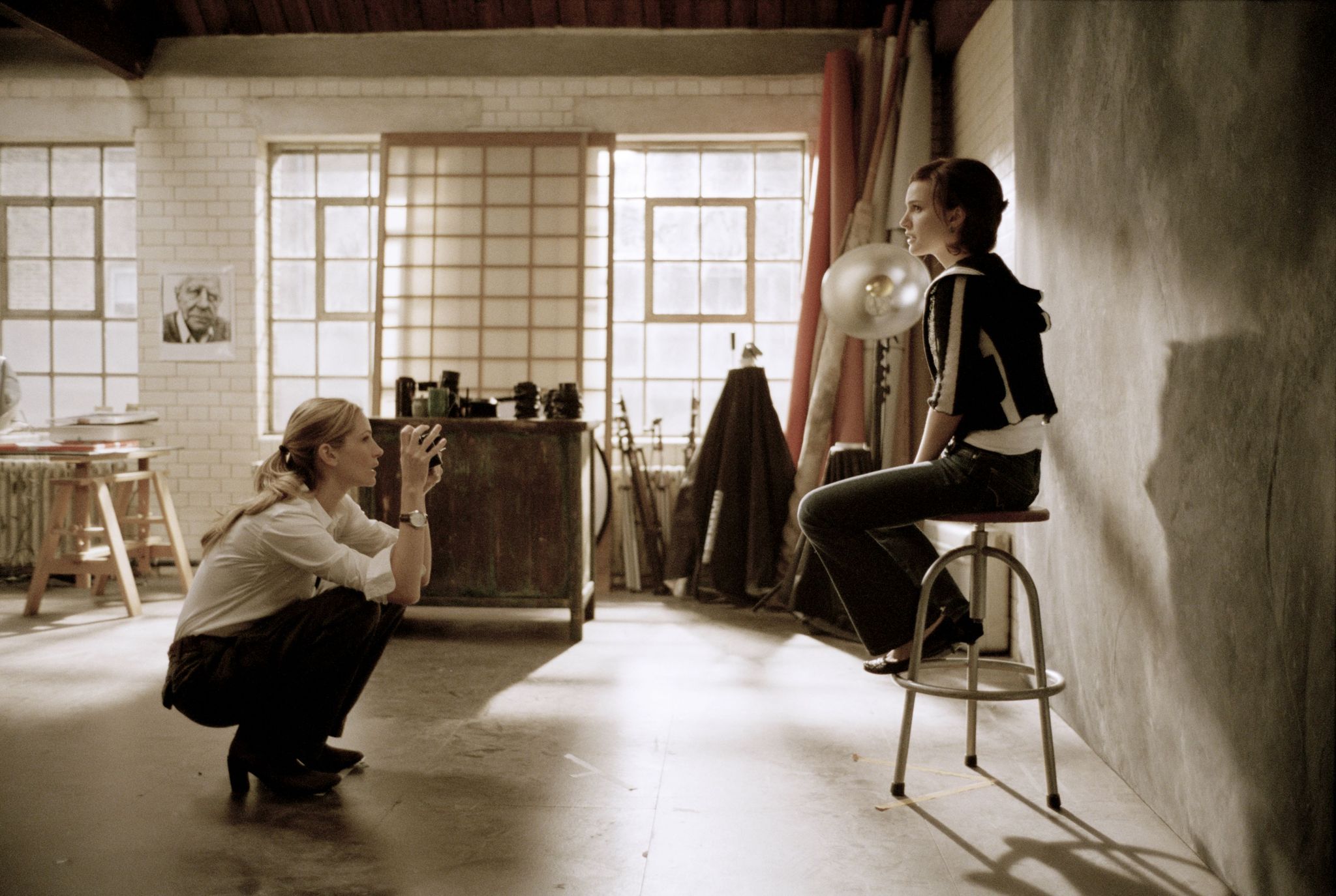 Still of Natalie Portman and Julia Roberts in Closer (2004)