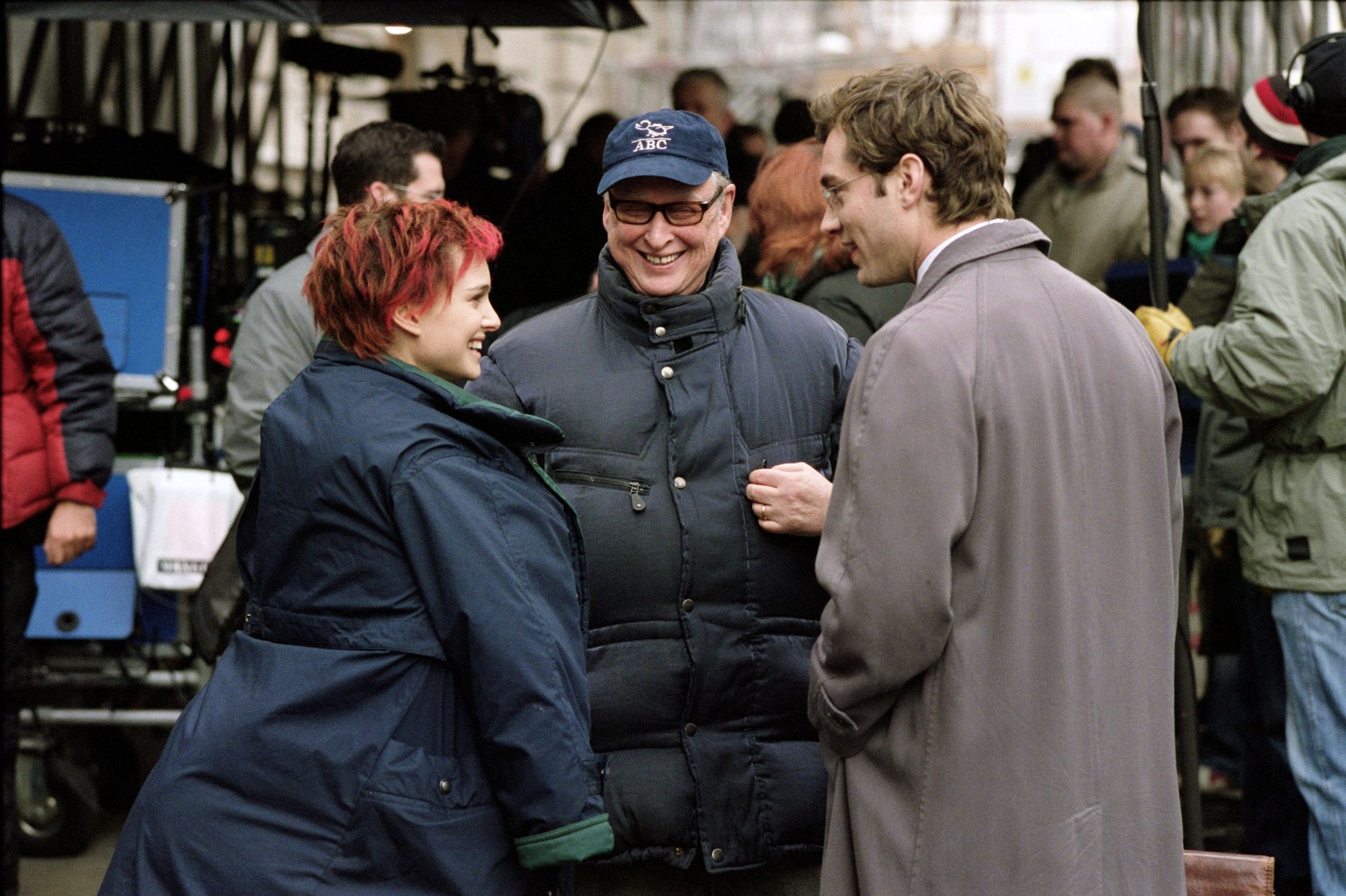 Still of Jude Law, Natalie Portman and Mike Nichols in Closer (2004)