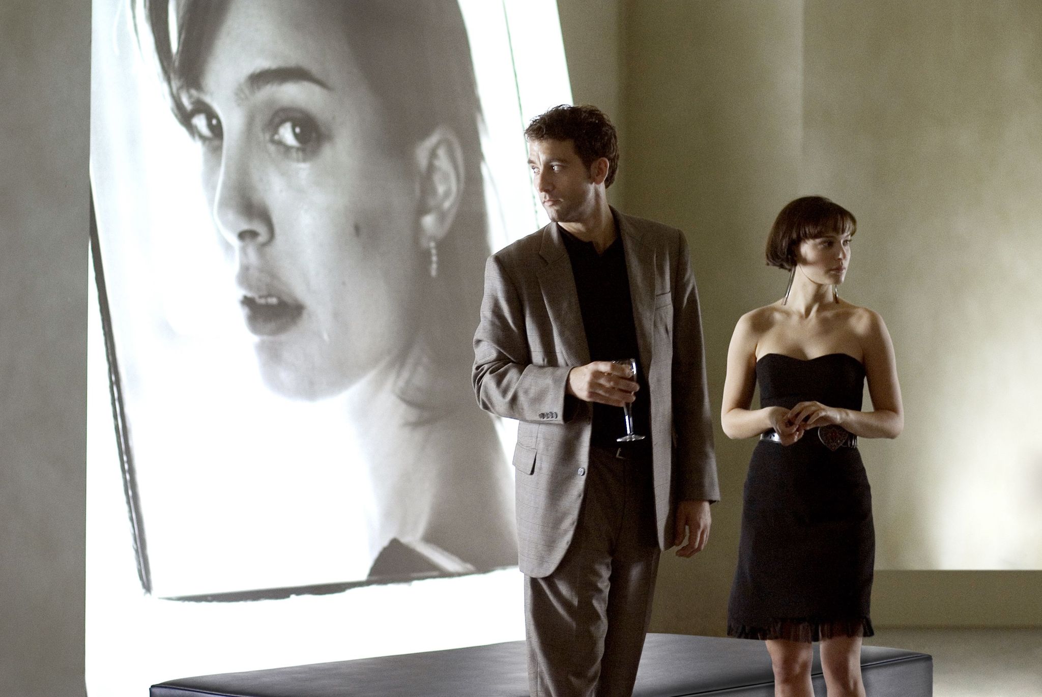 Still of Natalie Portman and Clive Owen in Closer (2004)
