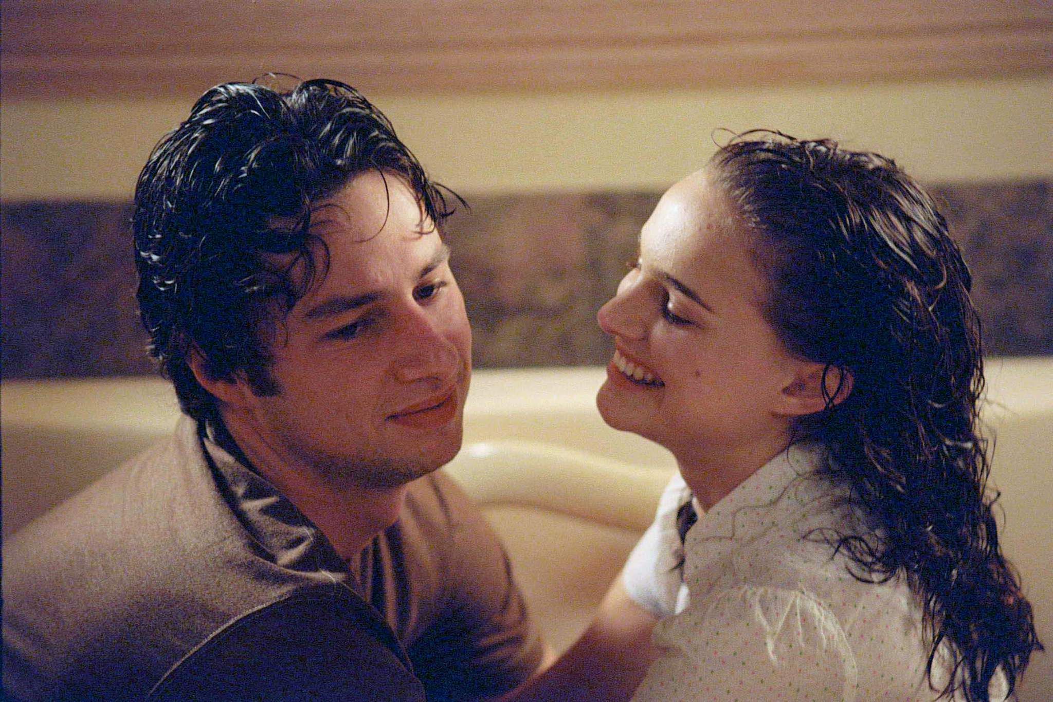 Still of Natalie Portman and Zach Braff in Garden State (2004)