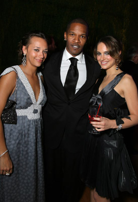 Natalie Portman, Jamie Foxx and Rashida Jones at event of The 79th Annual Academy Awards (2007)