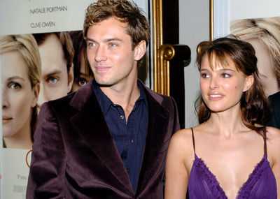 Jude Law and Natalie Portman at event of Closer (2004)