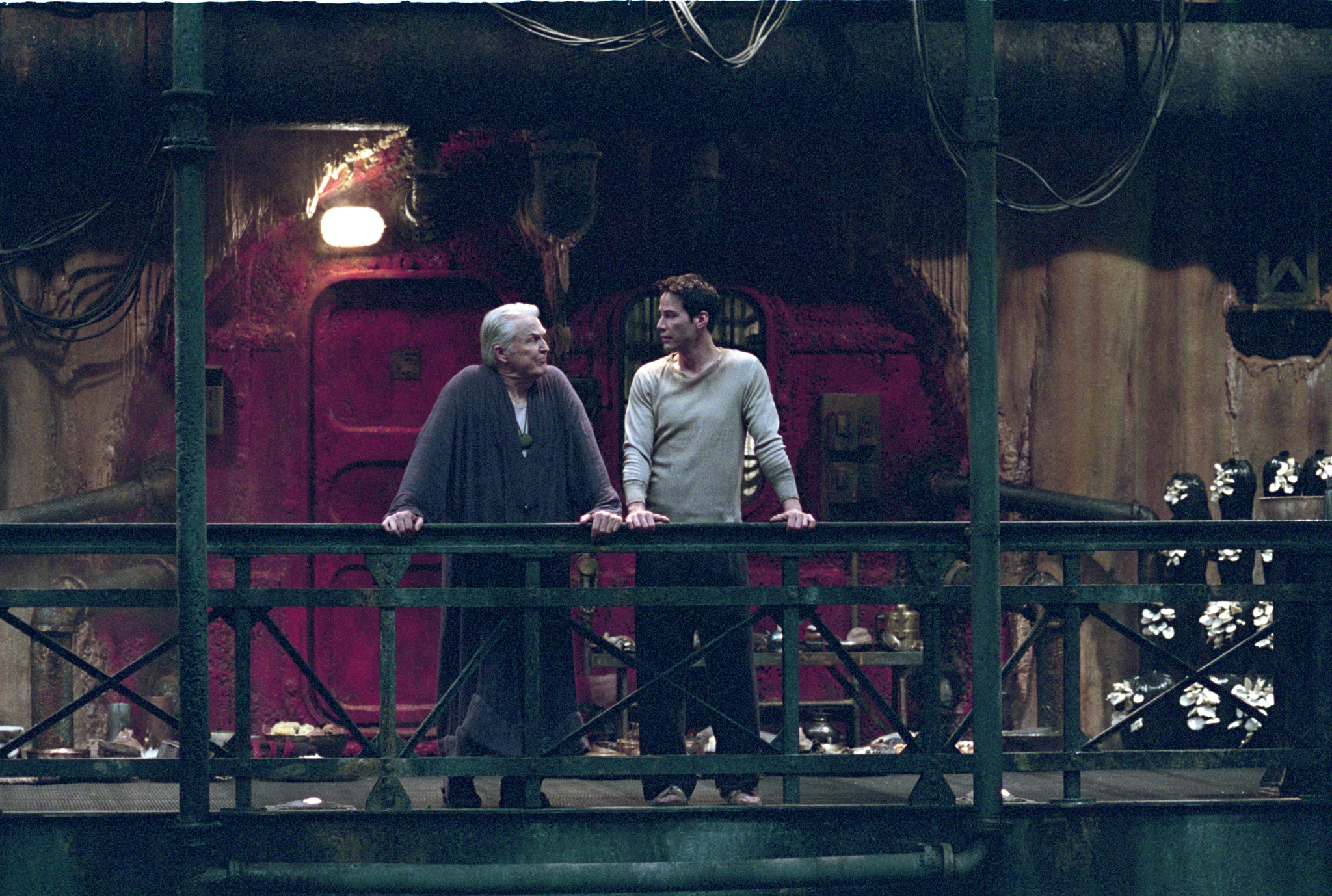 Still of Keanu Reeves and Anthony Zerbe in Matrica: Perkrauta (2003)