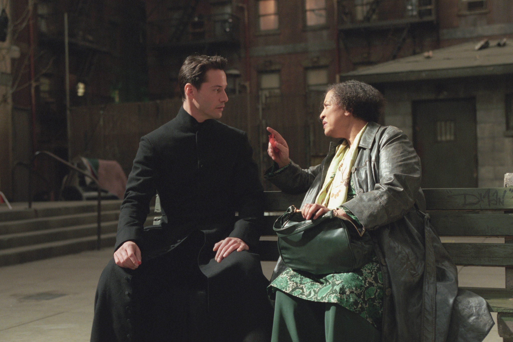 Still of Keanu Reeves and Gloria Foster in Matrica: Perkrauta (2003)