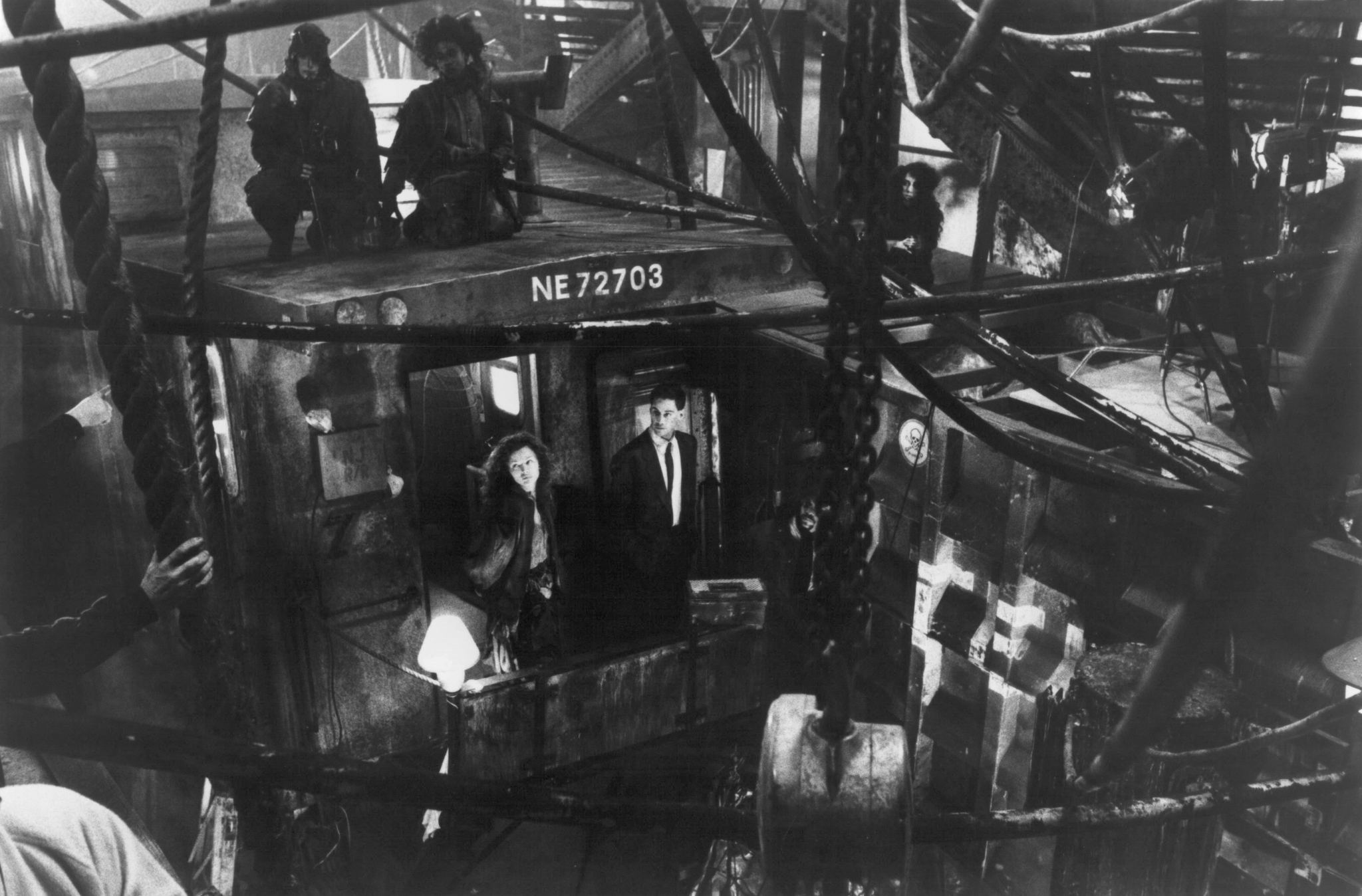 Still of Keanu Reeves and Dina Meyer in Johnny Mnemonic (1995)